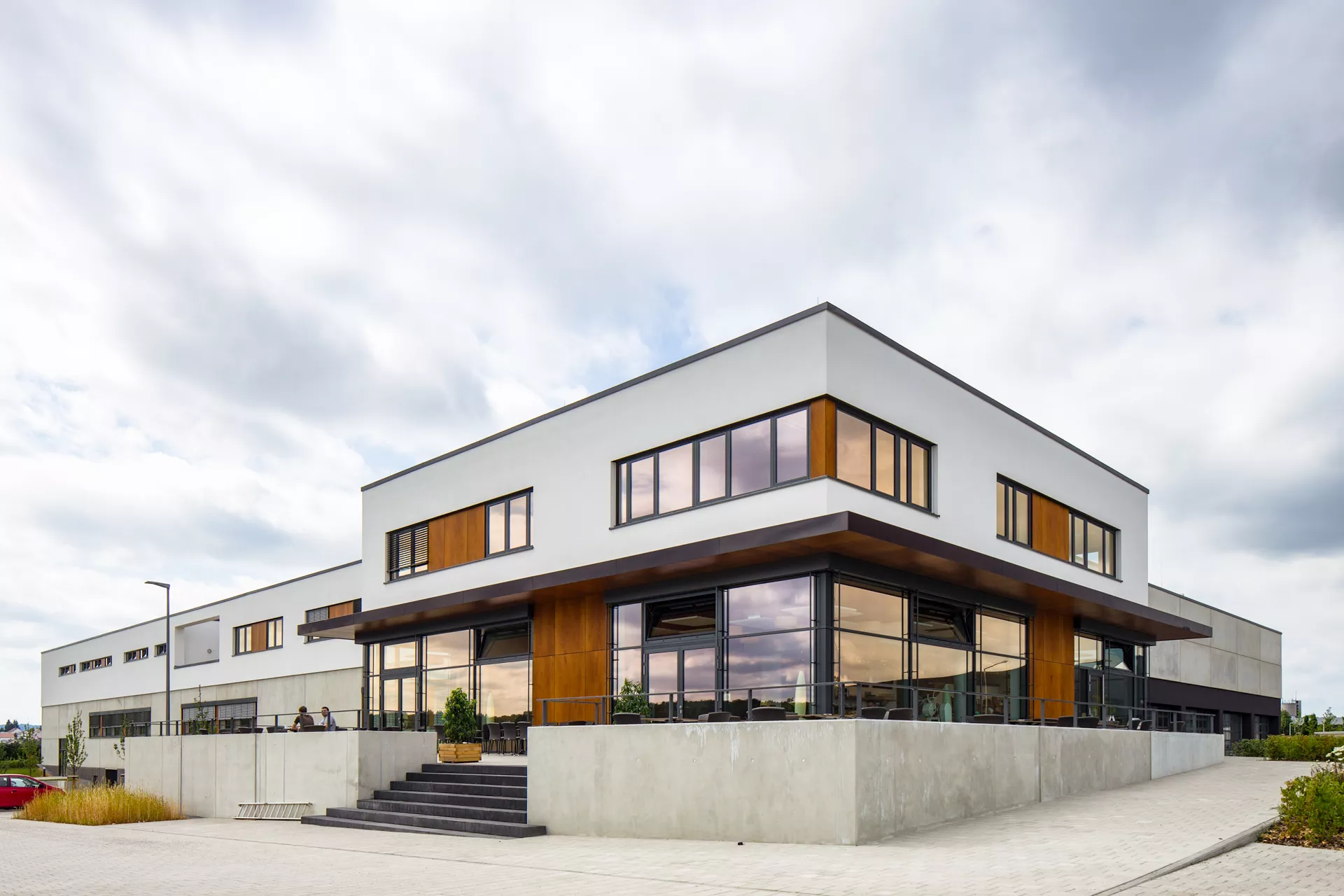 Außenansicht des 2-stöckigen modernen Gebäudes mit vielen Fenstern.